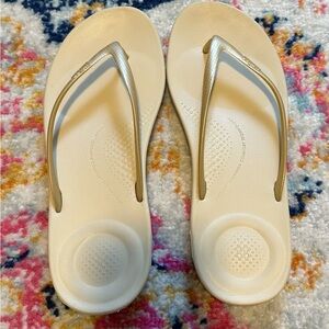 FITFLOP Stylish Cream Flip-Flops